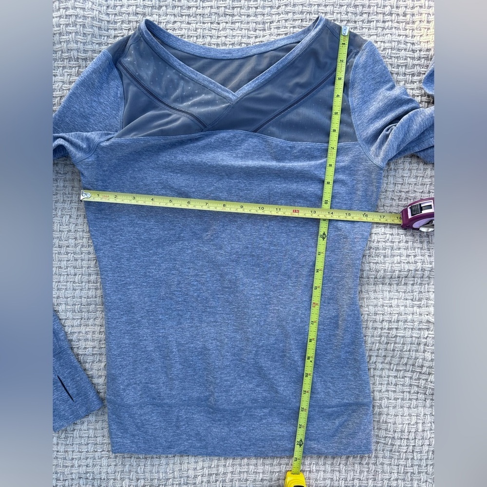 Lululemon Athletica Women’s Gray V-Neck Women's Top - Picture 5 of 5
